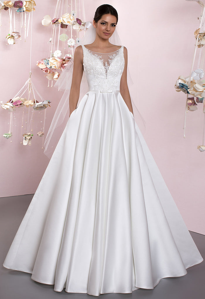 Lace princess ball gown lace A-Line wedding dress..