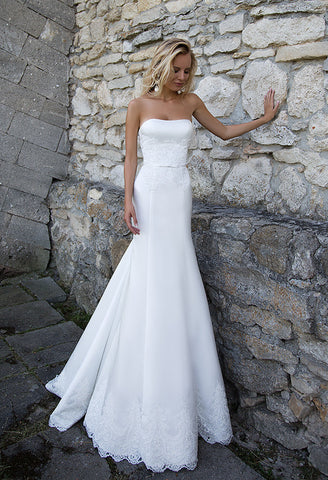 Lace STRAPLESS lace wedding dress..